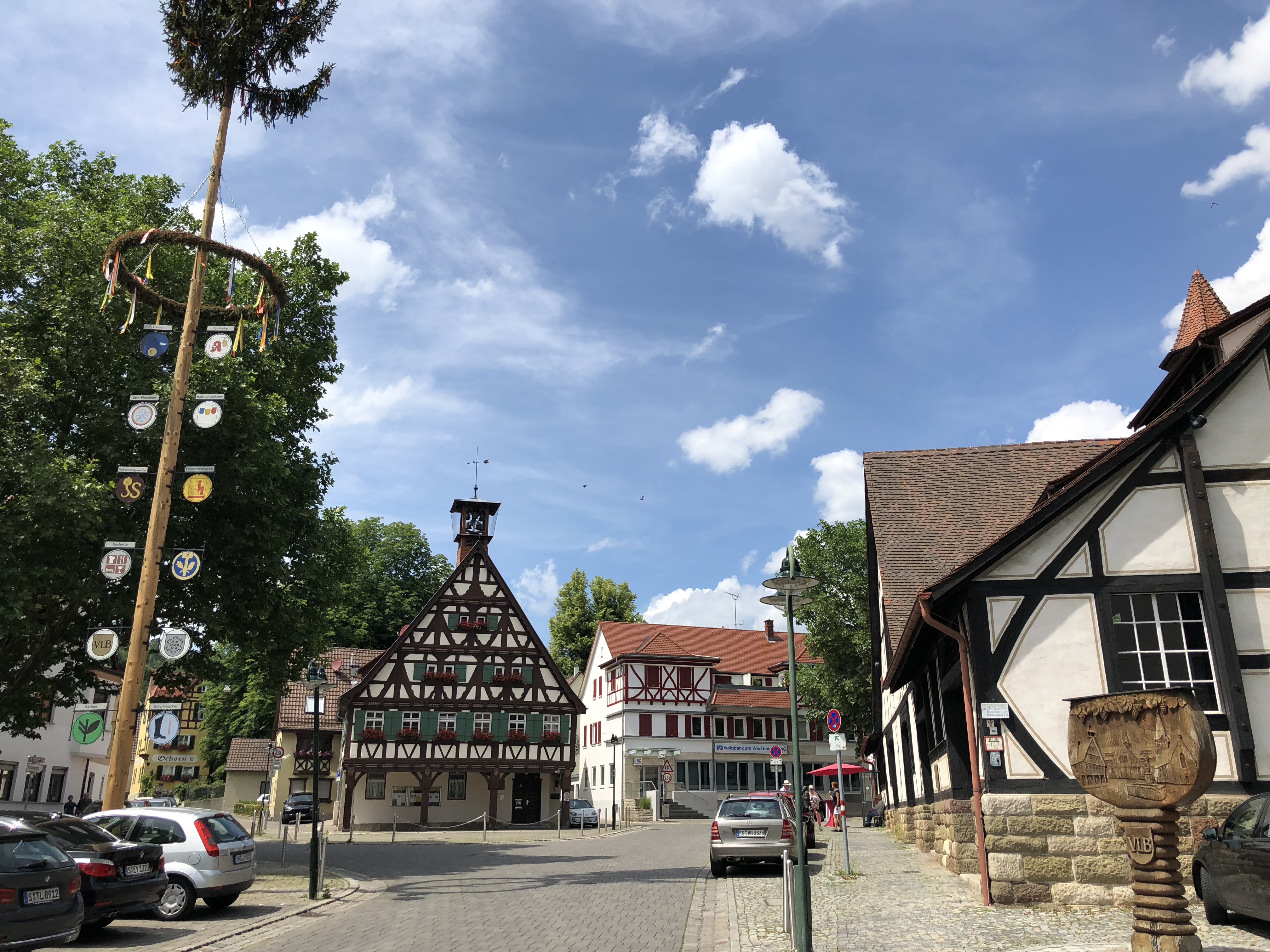 Der Weinwanderweg führt zum Weinmuseum und zum Rathaus in Uhlbach
