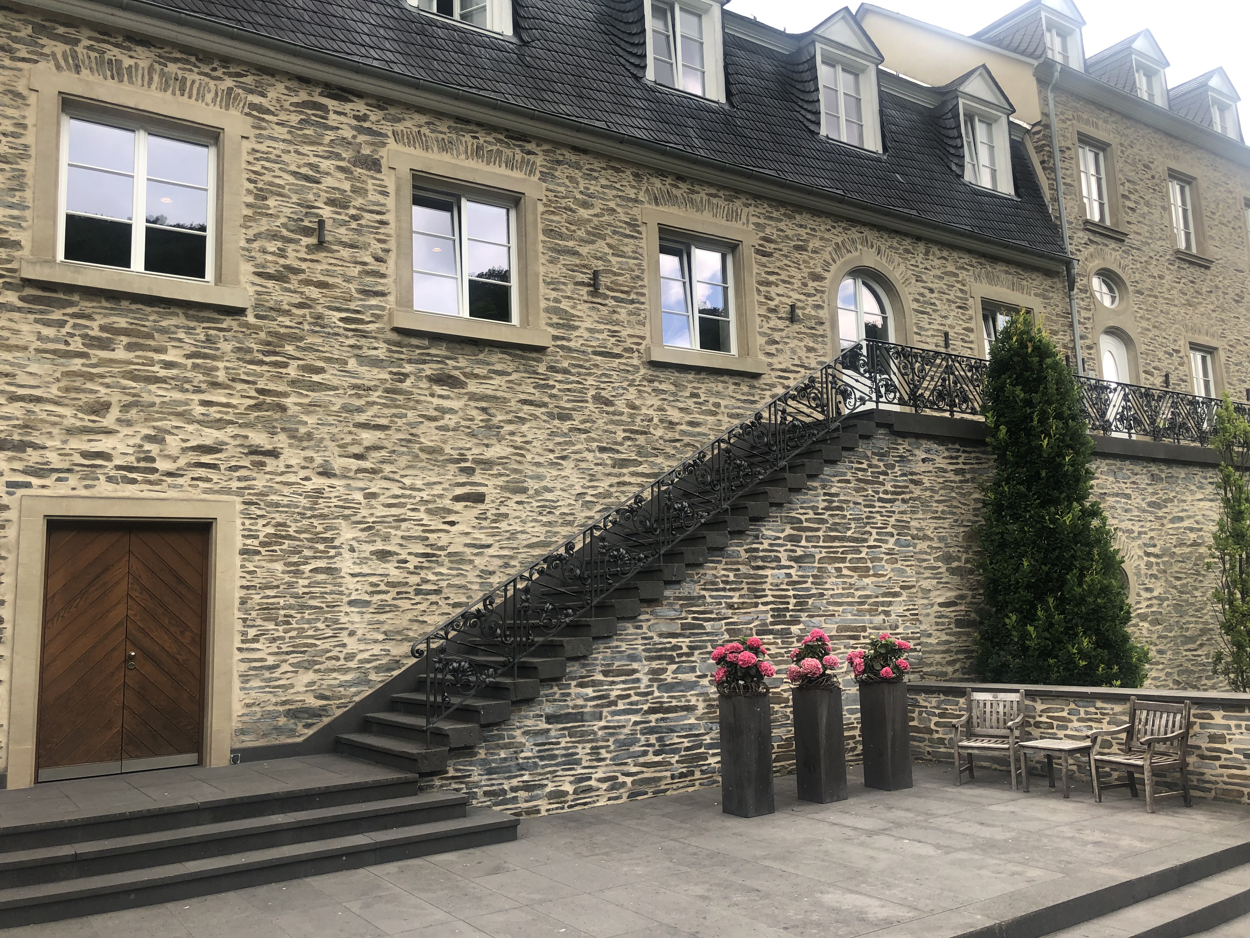 Der Aufgang zur Vinothek am alten Gutshaus am Klosterberg